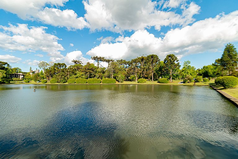 Vista Incrível para o Lago em Condomínio de Luxo!