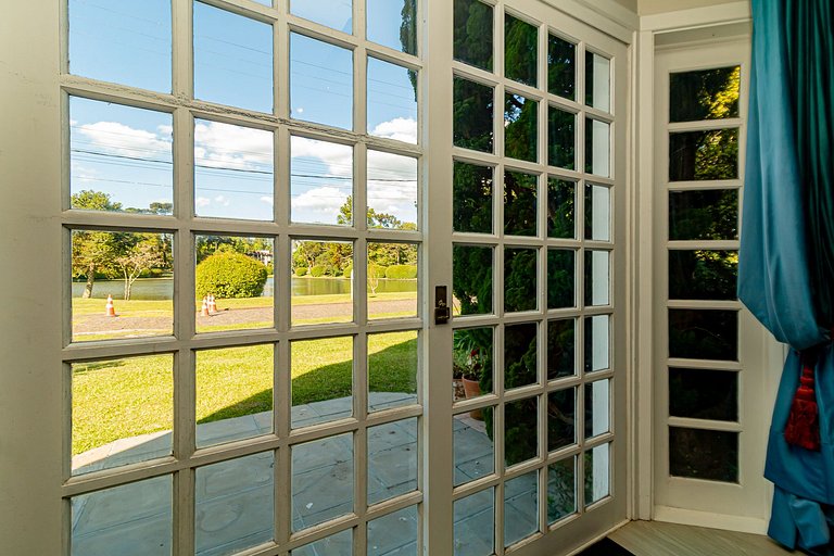 Vista Incrível para o Lago em Condomínio de Luxo!