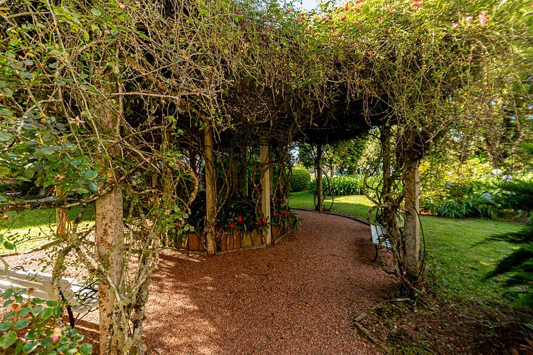 Vista Incrível para o Lago em Condomínio de Luxo!