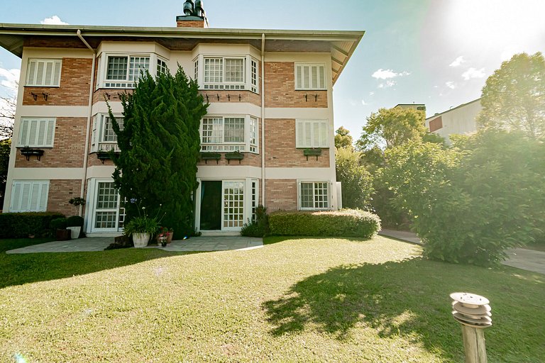 Vista Incrível para o Lago em Condomínio de Luxo!