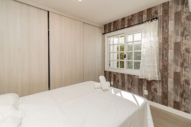 Vista Incrível para o Lago em Condomínio de Luxo!