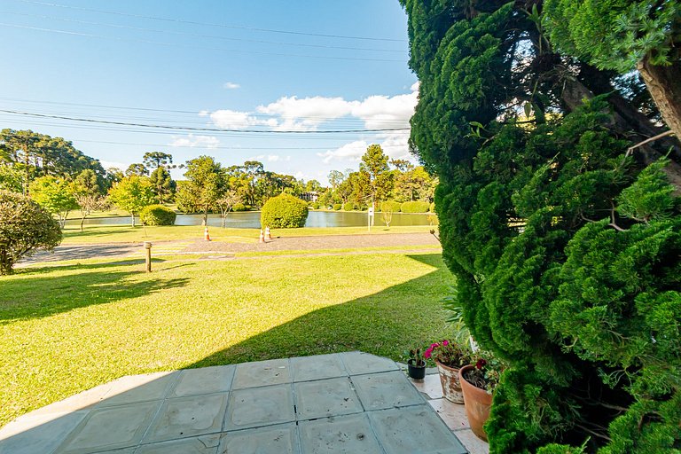 Vista Incrível para o Lago em Condomínio de Luxo!