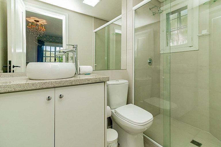 Vista Incrível para o Lago em Condomínio de Luxo!